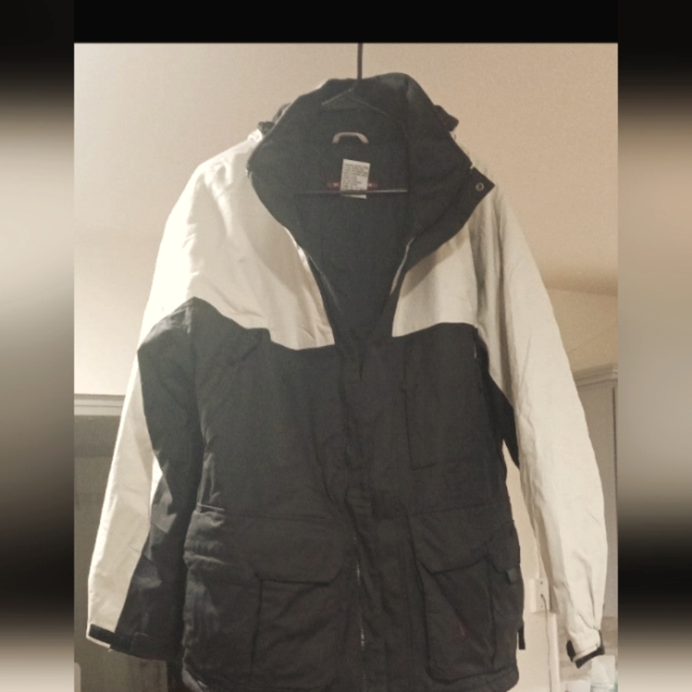Insulated snowboarding jacket